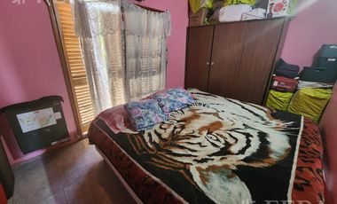 Venta casa de 5 ambientes con cochera y fondo libre en Quilmes Oeste