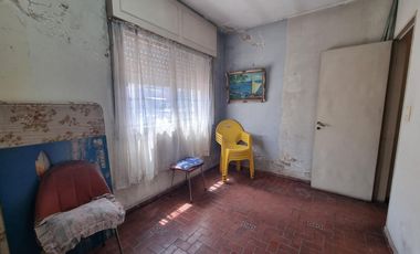 PH 3 ambientes y medio, al frente a 200 metros de Hipólito Irigoyen.