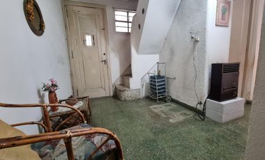 PH 3 ambientes y medio, al frente a 200 metros de Hipólito Irigoyen.
