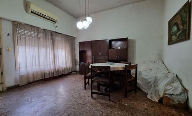 PH 3 ambientes y medio, al frente a 200 metros de Hipólito Irigoyen.