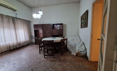 PH 3 ambientes y medio, al frente a 200 metros de Hipólito Irigoyen.