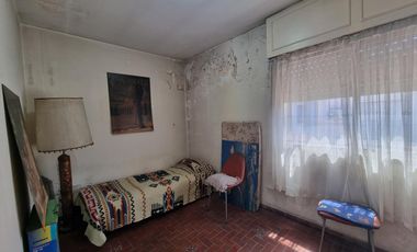 PH 3 ambientes y medio, al frente a 200 metros de Hipólito Irigoyen.