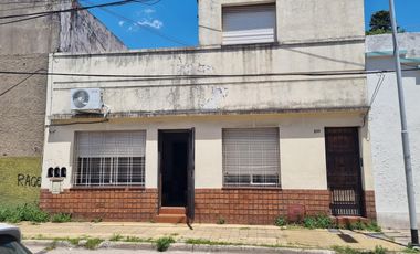 PH 3 ambientes y medio, al frente a 200 metros de Hipólito Irigoyen.