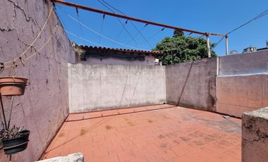 PH 3 ambientes y medio, al frente a 200 metros de Hipólito Irigoyen.