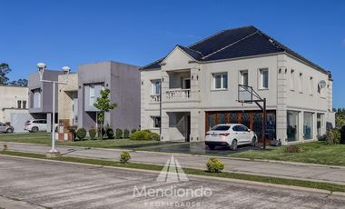 Casa 5 amb con piscina y cochera triple en Barrio Privado Tierras del Mar