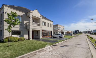 Casa 5 amb con piscina y cochera triple en Barrio Privado Tierras del Mar