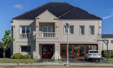Casa 5 amb con piscina y cochera triple en Barrio Privado Tierras del Mar