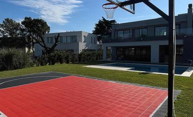 Casa en venta - 4 Dormitorios 4 Baños - 900Mts2 - Terralagos, Canning