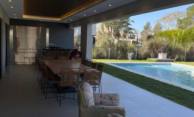 Casa en venta - 4 Dormitorios 4 Baños - 900Mts2 - Terralagos, Canning