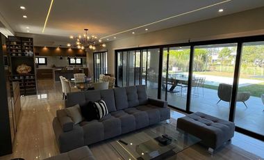 Casa en venta - 4 Dormitorios 4 Baños - 900Mts2 - Terralagos, Canning