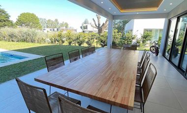 Casa en venta - 4 Dormitorios 4 Baños - 900Mts2 - Terralagos, Canning
