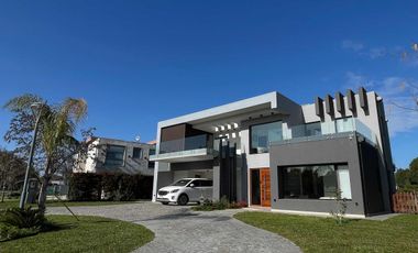 Casa en venta - 4 Dormitorios 4 Baños - 900Mts2 - Terralagos, Canning
