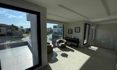 Casa en venta - 4 Dormitorios 4 Baños - 900Mts2 - Terralagos, Canning