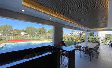 Casa en venta - 4 Dormitorios 4 Baños - 900Mts2 - Terralagos, Canning