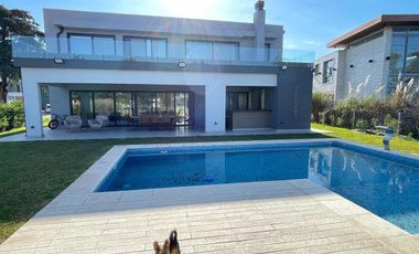 Casa en venta - 4 Dormitorios 4 Baños - 900Mts2 - Terralagos, Canning