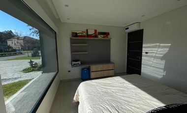 Casa en venta - 4 Dormitorios 4 Baños - 900Mts2 - Terralagos, Canning
