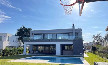 Casa en venta - 4 Dormitorios 4 Baños - 900Mts2 - Terralagos, Canning