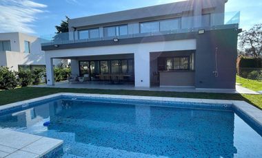 Casa en venta - 4 Dormitorios 4 Baños - 900Mts2 - Terralagos, Canning