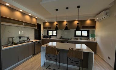 Casa en venta - 4 Dormitorios 4 Baños - 900Mts2 - Terralagos, Canning