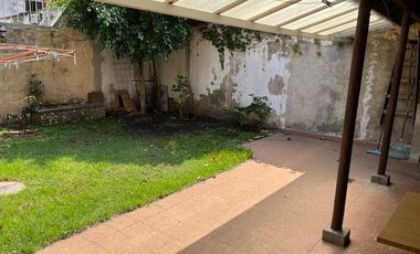 Casa en venta de una planta en Florida, próxima a Panamericana, con jardín