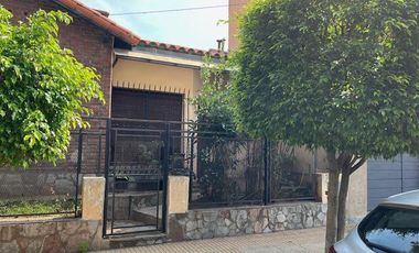 Casa en venta de una planta en Florida, próxima a Panamericana, con jardín