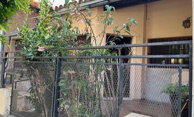Casa en venta de una planta en Florida, próxima a Panamericana, con jardín