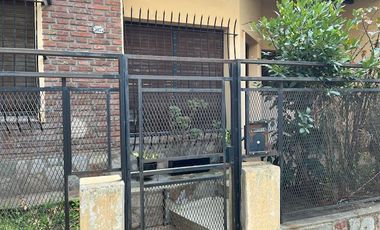 Casa en venta de una planta en Florida, próxima a Panamericana, con jardín