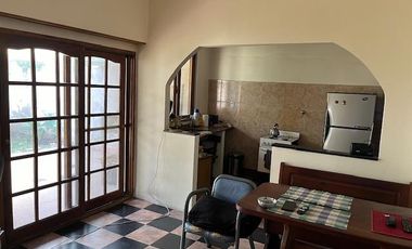 Casa en venta de una planta en Florida, próxima a Panamericana, con jardín