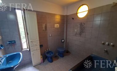 Venta casa de 4 ambientes con jardín, cochera, balcón y patio en Quilmes Oeste
