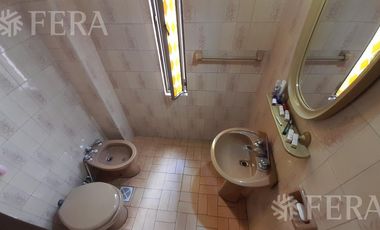 Venta casa de 4 ambientes con jardín, cochera, balcón y patio en Quilmes Oeste