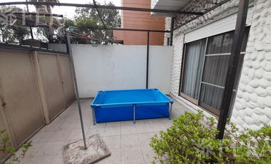 Venta casa de 4 ambientes con jardín, cochera, balcón y patio en Quilmes Oeste