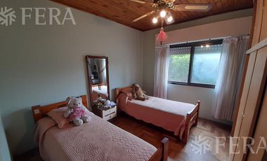 Venta casa de 4 ambientes con jardín, cochera, balcón y patio en Quilmes Oeste