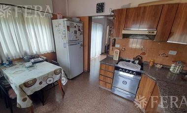 Venta casa de 4 ambientes con jardín, cochera, balcón y patio en Quilmes Oeste