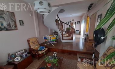 Venta casa de 4 ambientes con jardín, cochera, balcón y patio en Quilmes Oeste