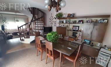 Venta casa de 4 ambientes con jardín, cochera, balcón y patio en Quilmes Oeste