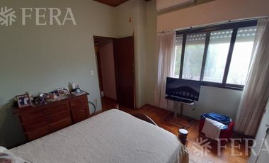 Venta casa de 4 ambientes con jardín, cochera, balcón y patio en Quilmes Oeste