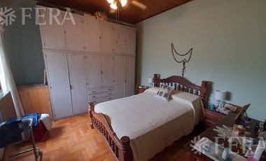 Venta casa de 4 ambientes con jardín, cochera, balcón y patio en Quilmes Oeste