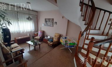 Venta casa de 4 ambientes con jardín, cochera, balcón y patio en Quilmes Oeste