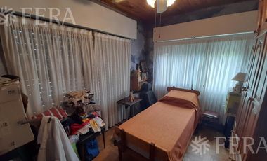 Venta casa de 4 ambientes con jardín, cochera, balcón y patio en Quilmes Oeste