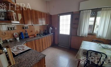 Venta casa de 4 ambientes con jardín, cochera, balcón y patio en Quilmes Oeste