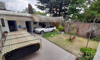 Venta casa de 4 ambientes con jardín, cochera, balcón y patio en Quilmes Oeste