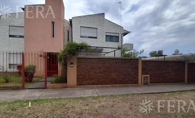 Venta casa de 4 ambientes con jardín, cochera, balcón y patio en Quilmes Oeste