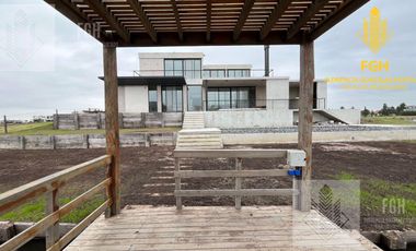 Casa Laguna en venta 6 amb con pileta en Naudir Escobar