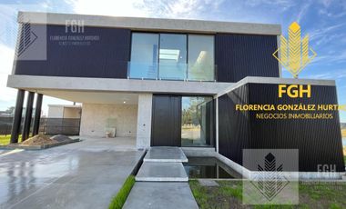 Casa Laguna en venta 6 amb con pileta en Naudir Escobar