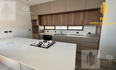 Casa Laguna en venta 6 amb con pileta en Naudir Escobar