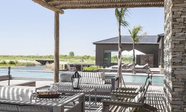 Casa Laguna en venta 6 amb con pileta en Naudir Escobar