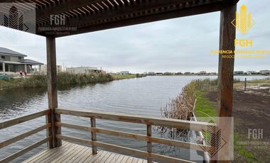 Casa Laguna en venta 6 amb con pileta en Naudir Escobar
