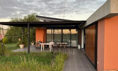 Casa en venta - 2 Dormitorios 2 Baños - 2.100Mts2 - Berisso