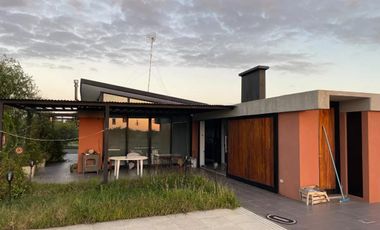 Casa en venta - 2 Dormitorios 2 Baños - 2.100Mts2 - Berisso