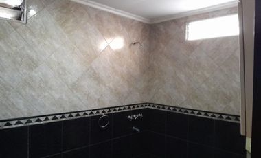 Casa en venta - 4 Dormitorios 4 Baños - Cochera - 320Mts2 - Lomas de Zamora